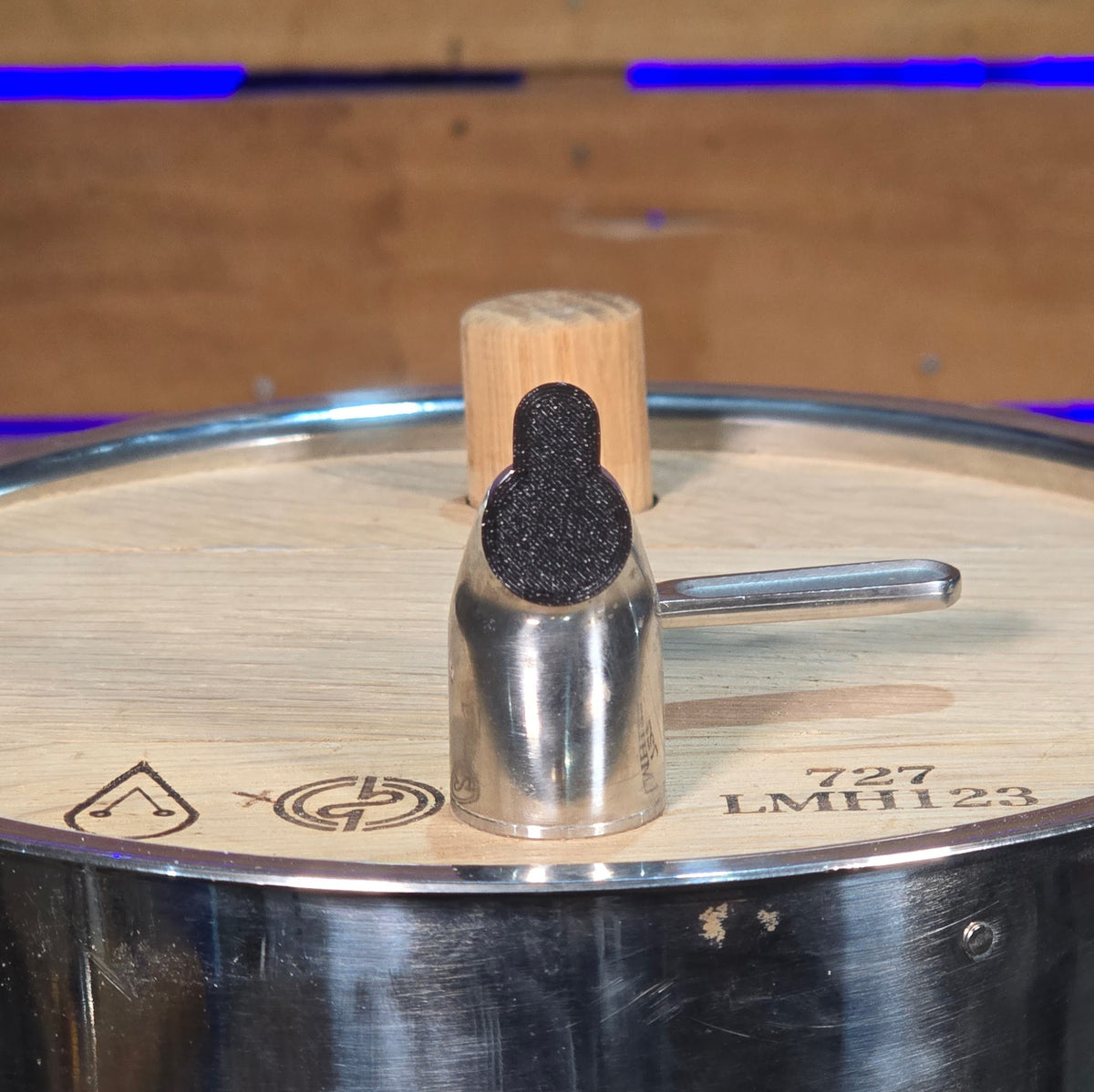 Snap-on cap covering a Badmo barrel tap